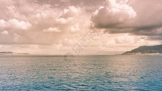 西里海峡与意大利分离的墨西拿海峡全景观图片