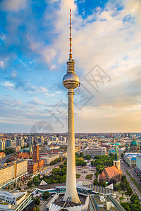柏林天线的空中景象与亚历山大广场著名的电视塔以及日图片