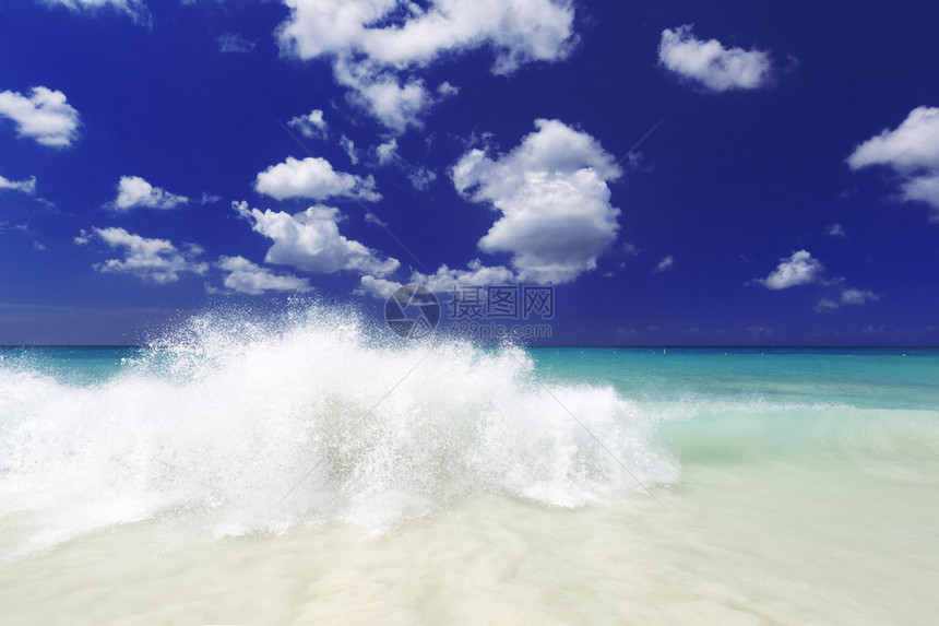 热带岛屿海滩清蓝水美丽的度假地点处图片