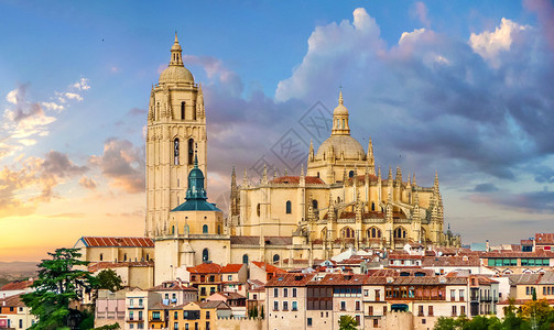西班牙卡斯蒂利亚和里昂塞戈维亚历史城市圣玛丽亚德图片