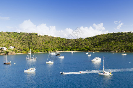 热带岛屿附近海域的游艇航行图片