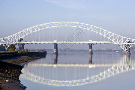 两座桥并排横跨默西河图片