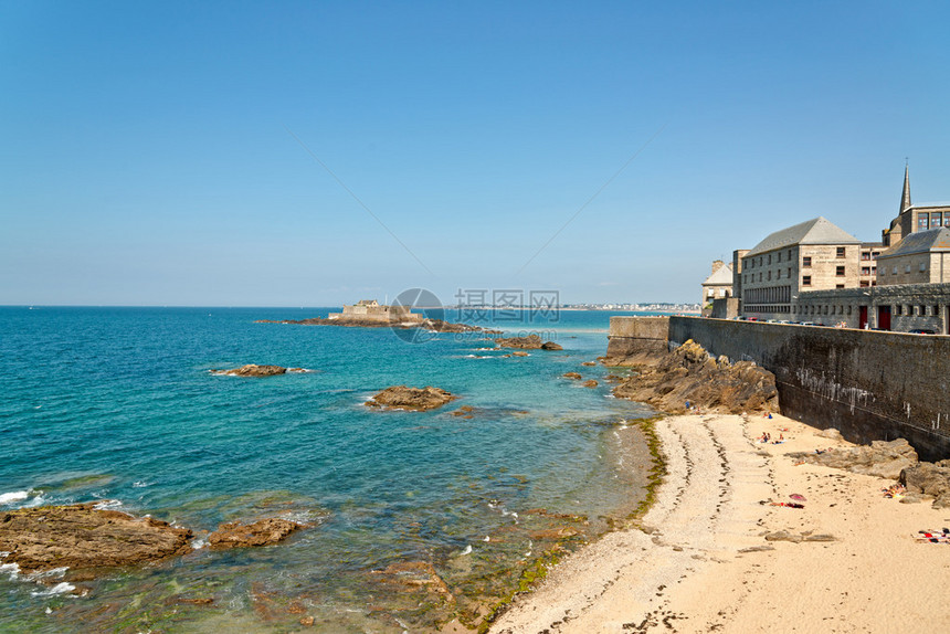 夏日圣马洛海滩与游客和蓝天在图片