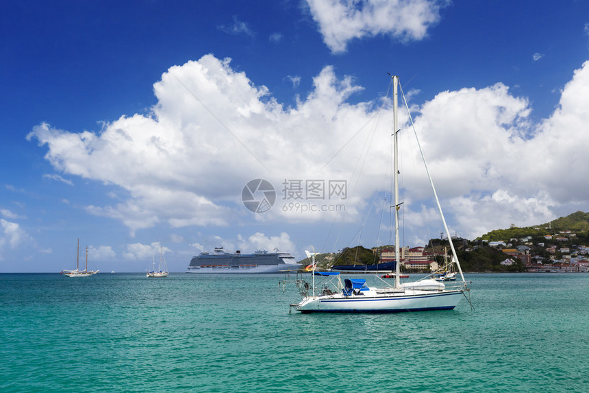 热带岛屿海滩附近的游艇图片
