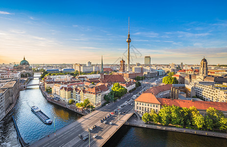 菲舍维尔特柏林天线的空中景象与著名的电视塔和斯布里河在德国日落时背景