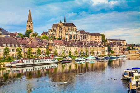 法国勃伦迪市Yonne河古城Auxerr图片