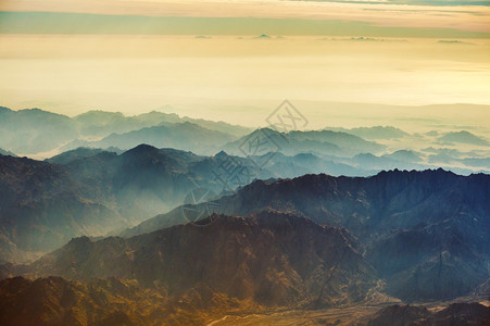 西奈半岛的沙漠山脉背景图片