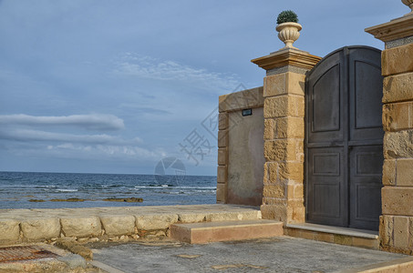 马尔扎梅米西里别墅的正门背景