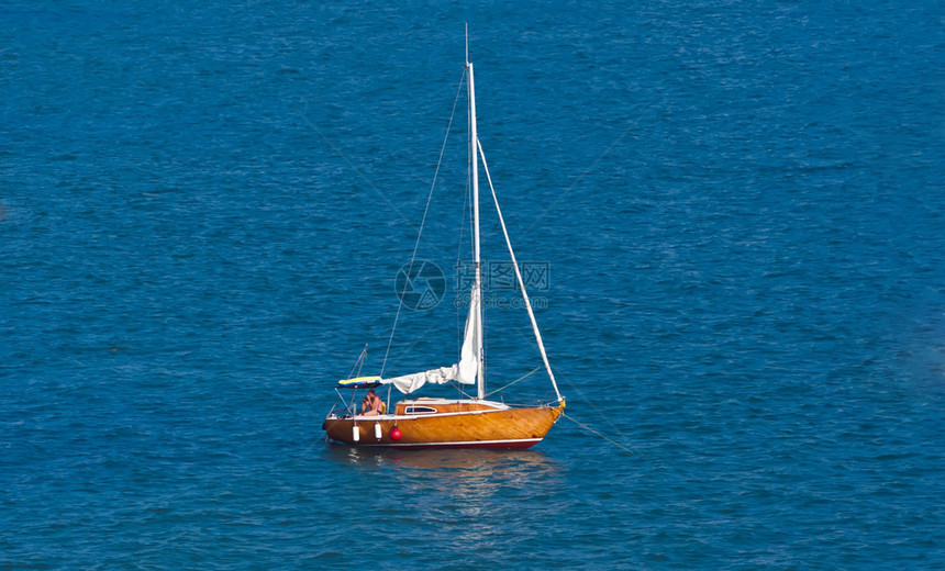 海上木质船图片