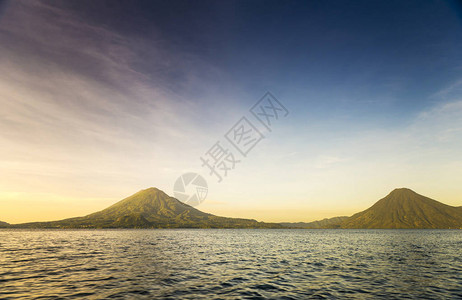 危地马拉阿蒂特兰湖上的火山托利曼火山阿蒂特兰火山和图片