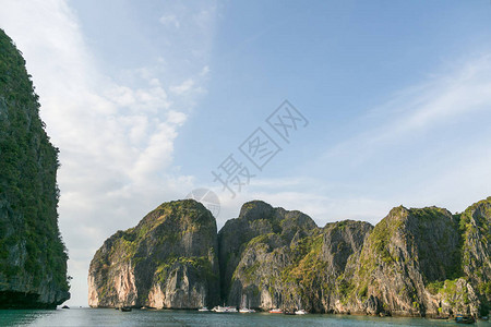 蓝色天空海洋和岩层的美丽图片