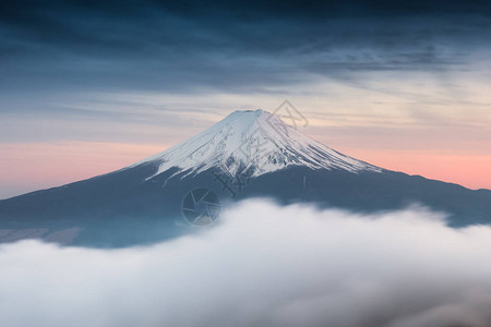 冬天日落时有美丽云彩的富士山顶部图片