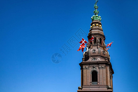 城市景象与历史悠久的基督徒borg宫相比清蓝天空的城市景象图片