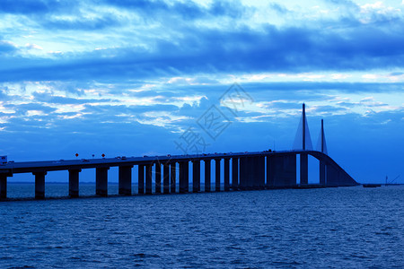 这座桥横跨坦帕湾图片