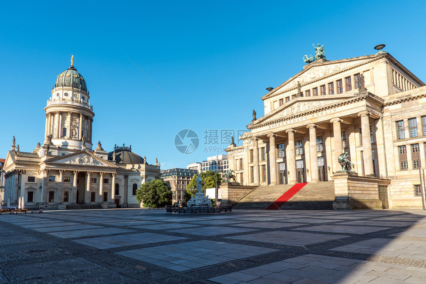 清晨阳光下的柏林宪兵广场图片