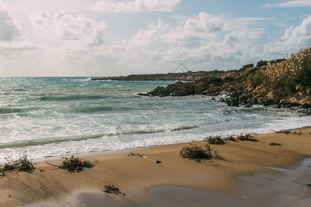 地中海附近的湿沙滩与蓝天映衬图片