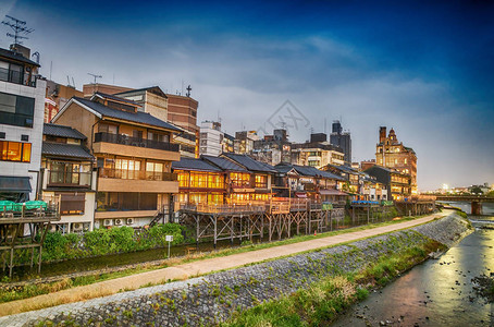 日本京都沿河城市景观的日落景观图片