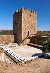 保持梅尔托拉城堡的塔楼与相邻的堡垒城图片