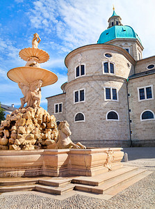 在奥地利萨尔茨堡的Residenzplatz背景中图片