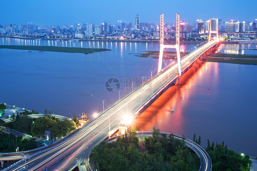 傍晚的过江大桥图片