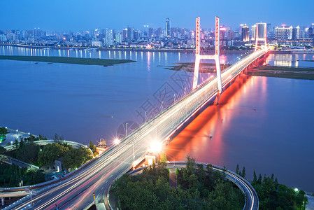 傍晚的过江大桥图片