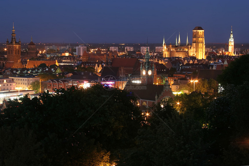 Gdansk夜间全景观视图片