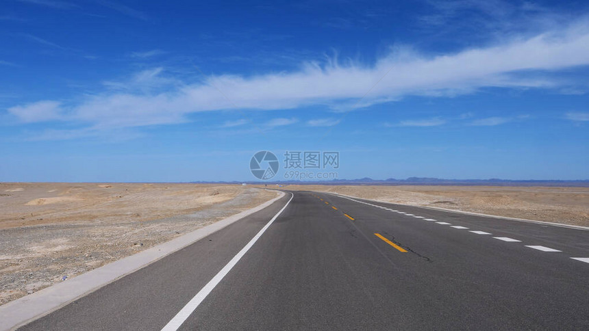 在邓华甘肃阳光明媚的蓝天下高速公路的图片