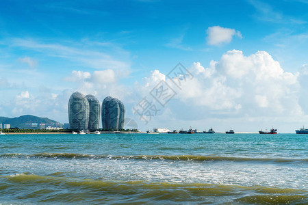 美丽的三亚湾和凤凰岛是一个具有里程碑背景图片