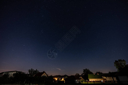 城市上空的夜星空图片