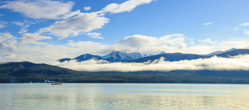 南新西兰岛南部Fiordland公园重要自然目的地全光宽角观北阿瑙湖Neaulakete图片