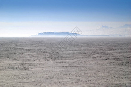 塞万半岛与位于亚美尼亚冻结的塞万湖的塞瓦图片