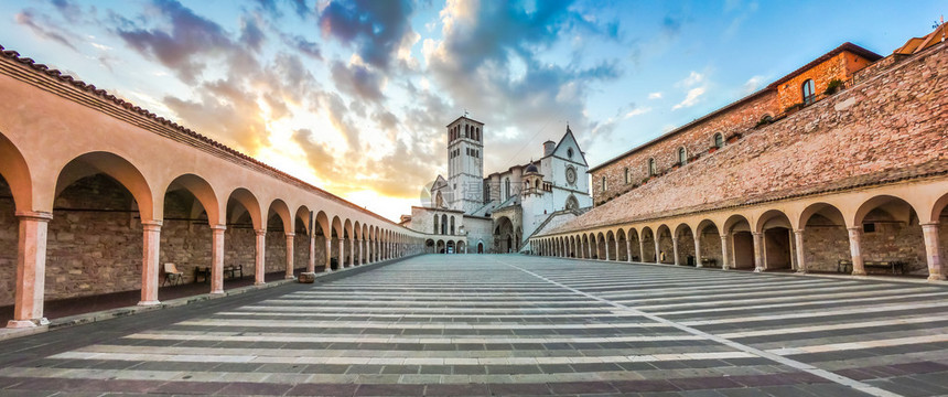 著名的阿西圣弗朗西斯大教堂BasilicaPapalediSanFrancesco与日落时的下广场在意大利翁布图片