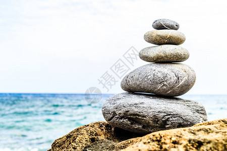 石头平衡和健康复古水疗概念图片