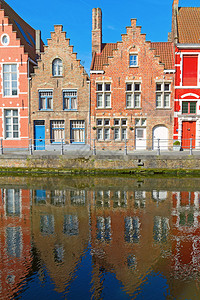 典型房屋和运河在brugges图片