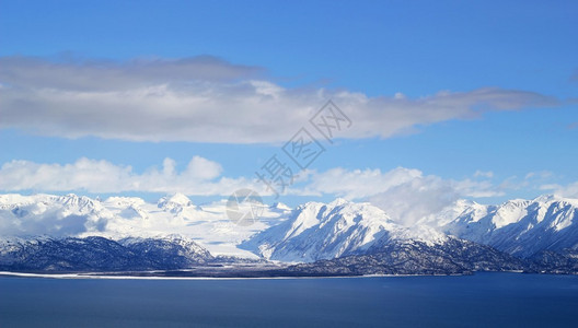 霍赫马克从霍默阿拉斯加到卡赫马克湾的冰河中冰雪覆盖背景