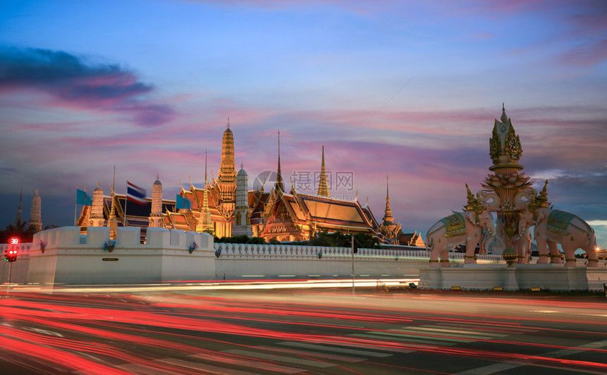 泰国曼谷的黄昏大宫殿交通灯光图片