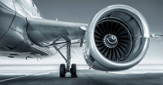 现代班机的喷气发动机图片