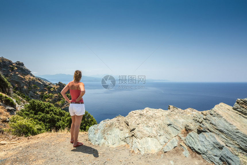 妇女从科西嘉CapCorse西海岸的西海岸向外看望着地中图片