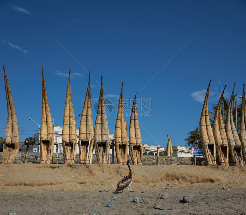 秘鲁北部海岸Huanchaco海滩上传统渔船用Reed图片