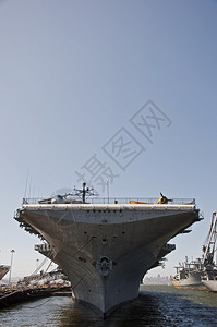美国大蜂号航空母舰博物馆停靠在加利背景图片