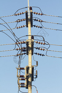 杆上的连接器电源线图片