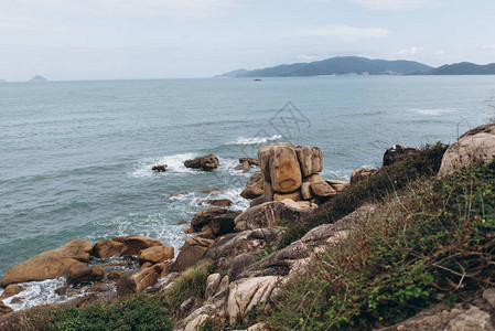 空荡的悬崖和清澈的大海背景图片