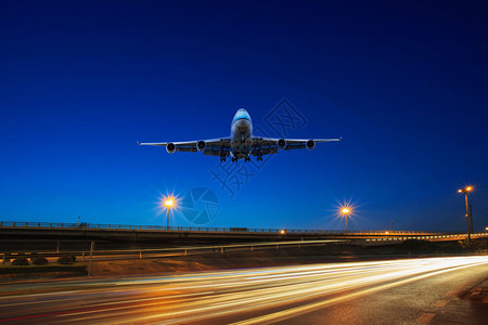 客机喷气式飞机在交通灯上方图片