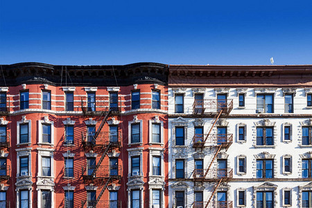纽约市曼哈顿东村历史悠久的旧公寓楼街区图片