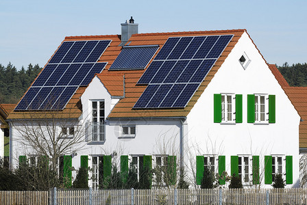 房子里的光伏和太阳能供暖系统图片