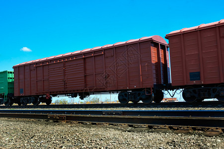 蓝天背景下的铁路货车图片