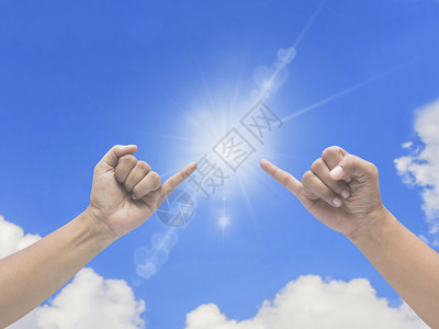 两只手托起小指云蓝天背景图片