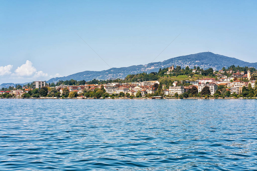 日内瓦湖蒙特勒镇的全景夏季图片
