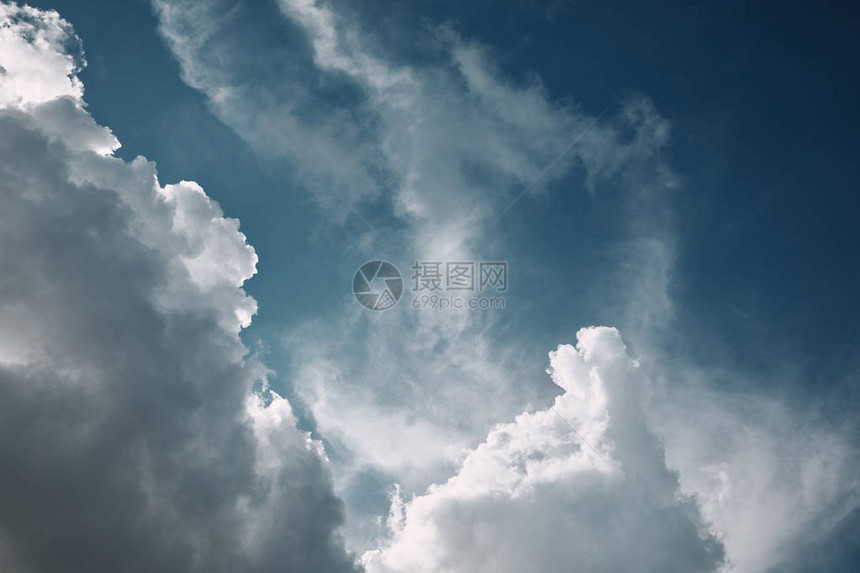 蓝色多云天空背景图片