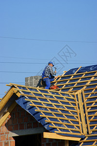 男子建筑施工屋顶图片